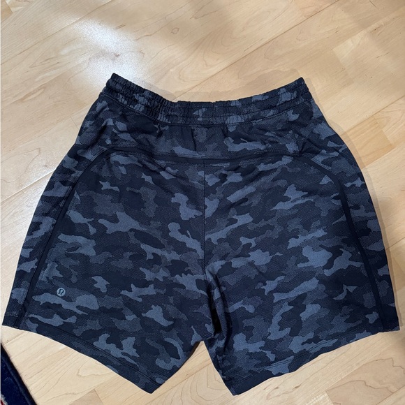 Medium Men’s camo Lululemon Shorts 5 inch inseam - Picture 2 of 3